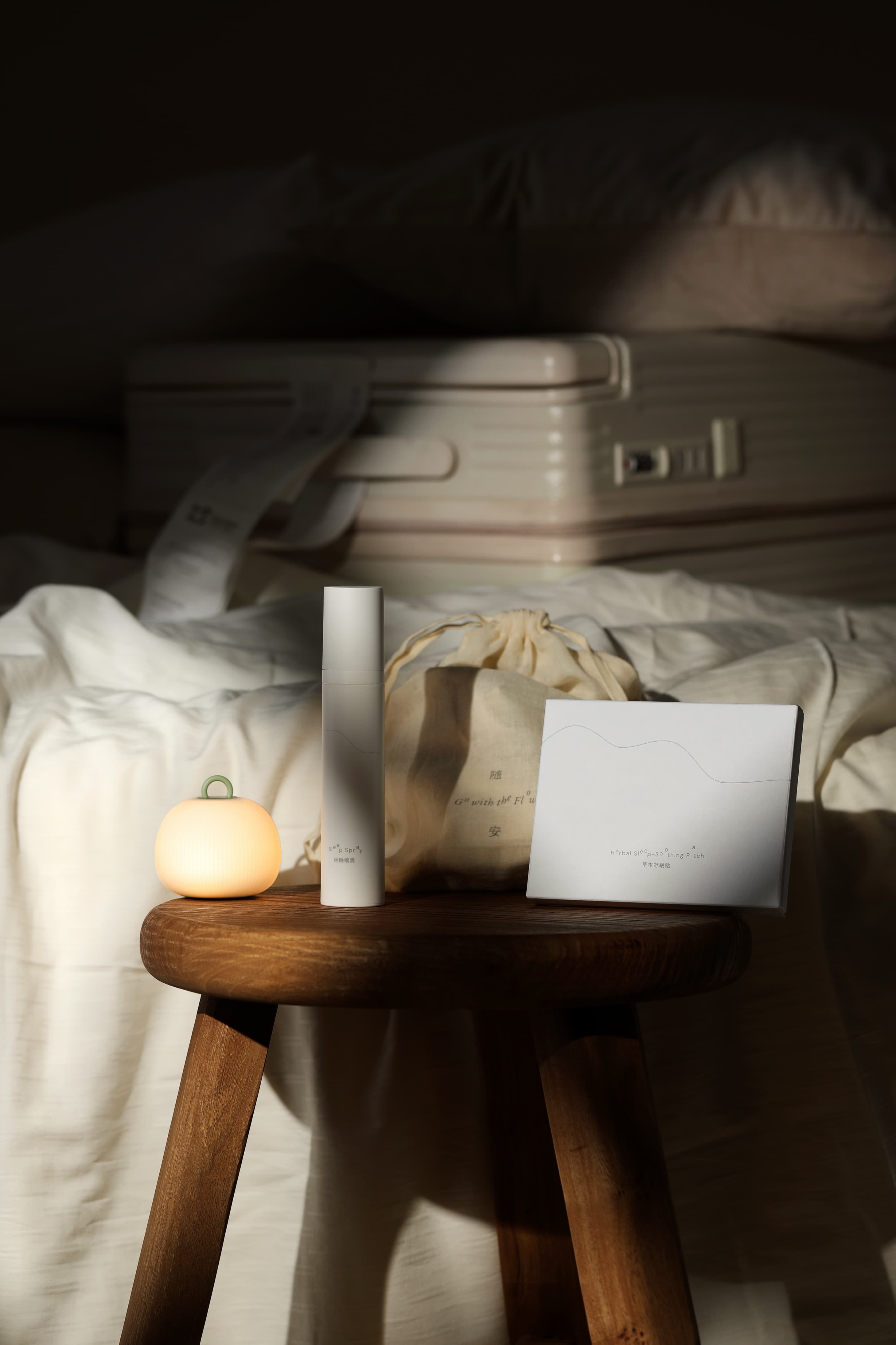 旅途入睡盒中的夜灯、喷雾与包装盒